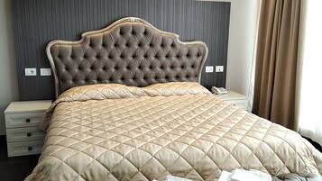 Junior-Suite, 1 Queen-Bett | 1 Schlafzimmer, Allergikerbettwaren, Pillowtop-Betten, Minibar