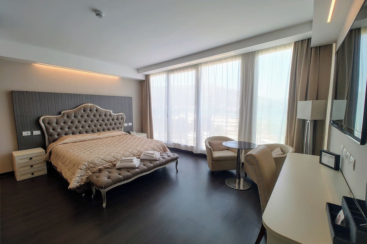 junior suite | 1 bedroom, hypo-allergenic bedding, pillow-top beds, minibar