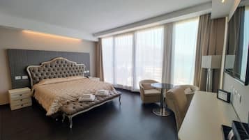 Junior Suite | 1 bedroom, hypo-allergenic bedding, pillowtop beds, minibar