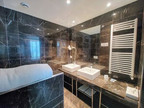 Superior Double Room, 1 Queen Bed | Bathroom