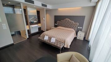 Junior Suite | 1 bedroom, hypo-allergenic bedding, pillow-top beds, minibar