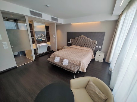 Junior Suite | Hypo-allergenic bedding, pillow-top beds, minibar, in-room safe