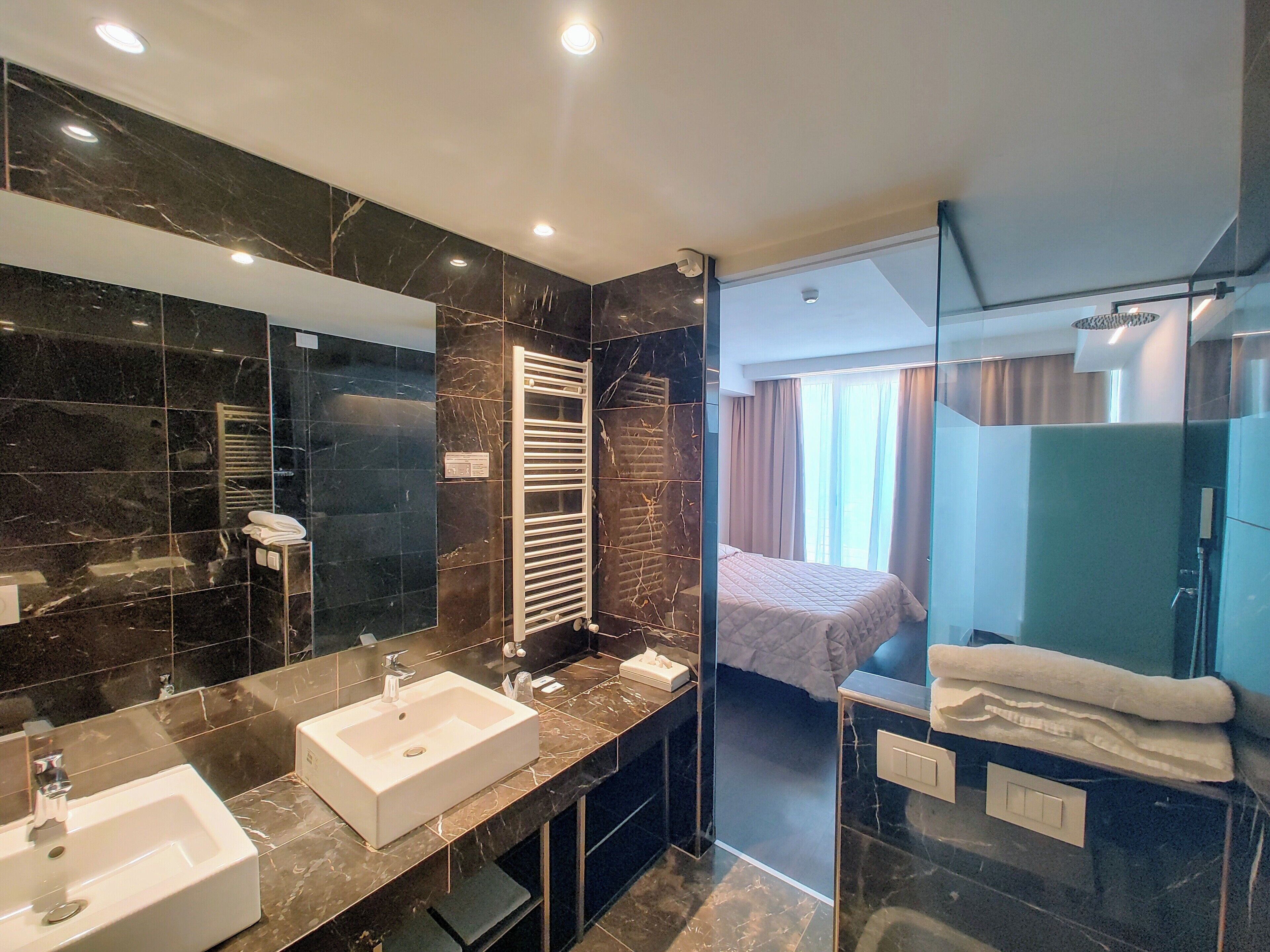 Habitación doble superior | Baño | Cabezal de ducha tipo lluvia y artículos de higiene personal gratuitos