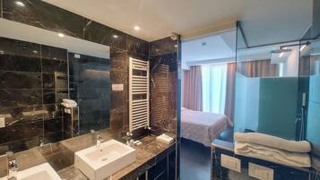 Superior Double Room | Bathroom | Rainfall showerhead, free toiletries, hair dryer, bidet