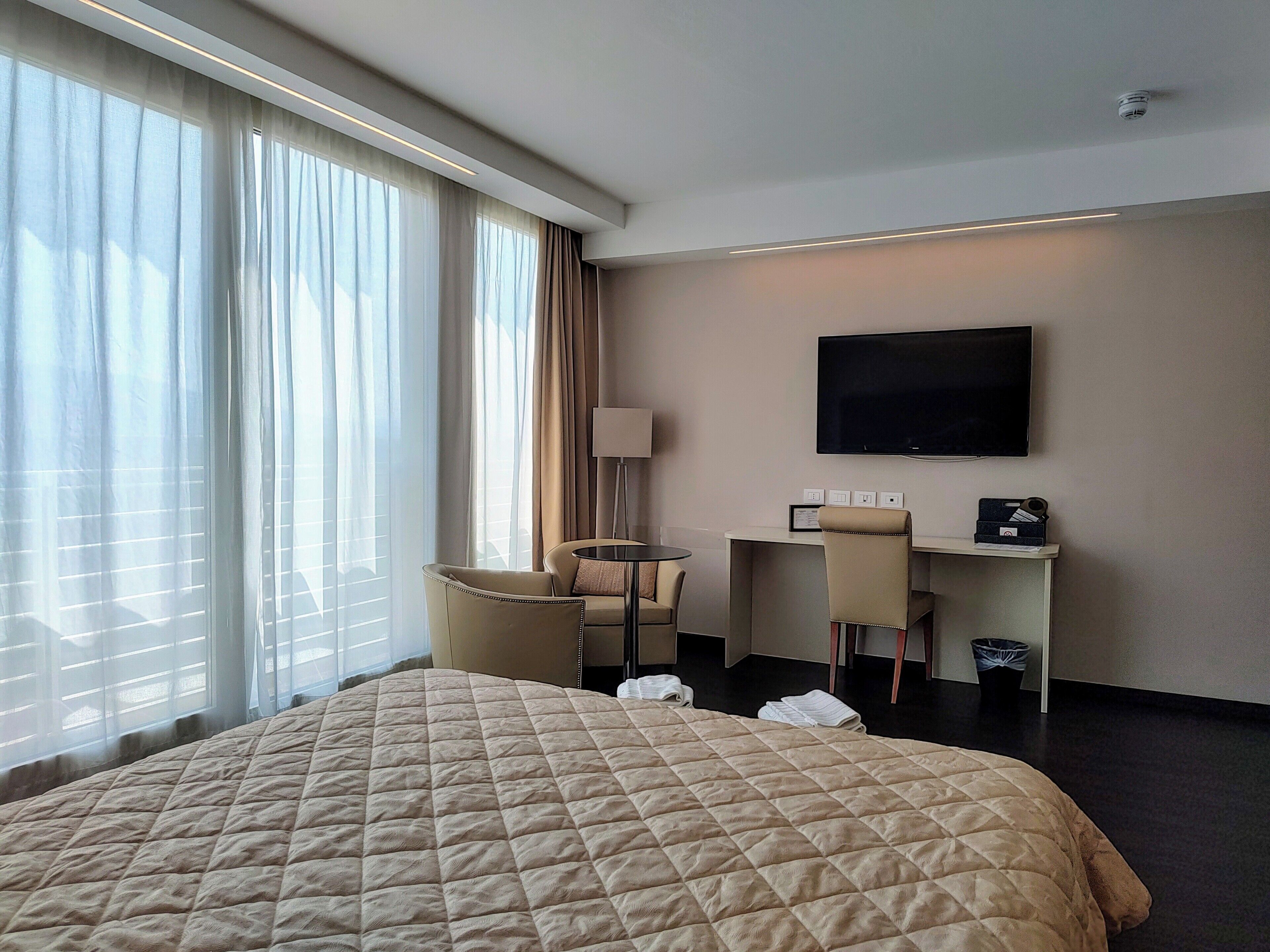 junior suite | 1 bedroom, hypo-allergenic bedding, pillow-top beds, minibar