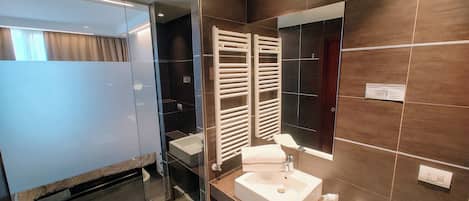Doppia Superior | Bagno | Soffione a pioggia, set di cortesia gratuito, asciugacapelli, bidet