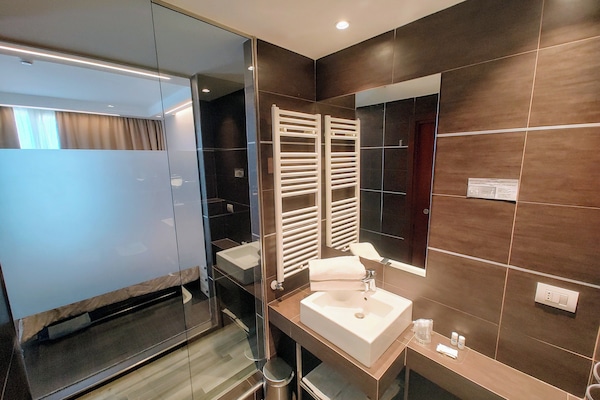 Superior Double Room | Bathroom | Rainfall showerhead, free toiletries, hair dryer, bidet
