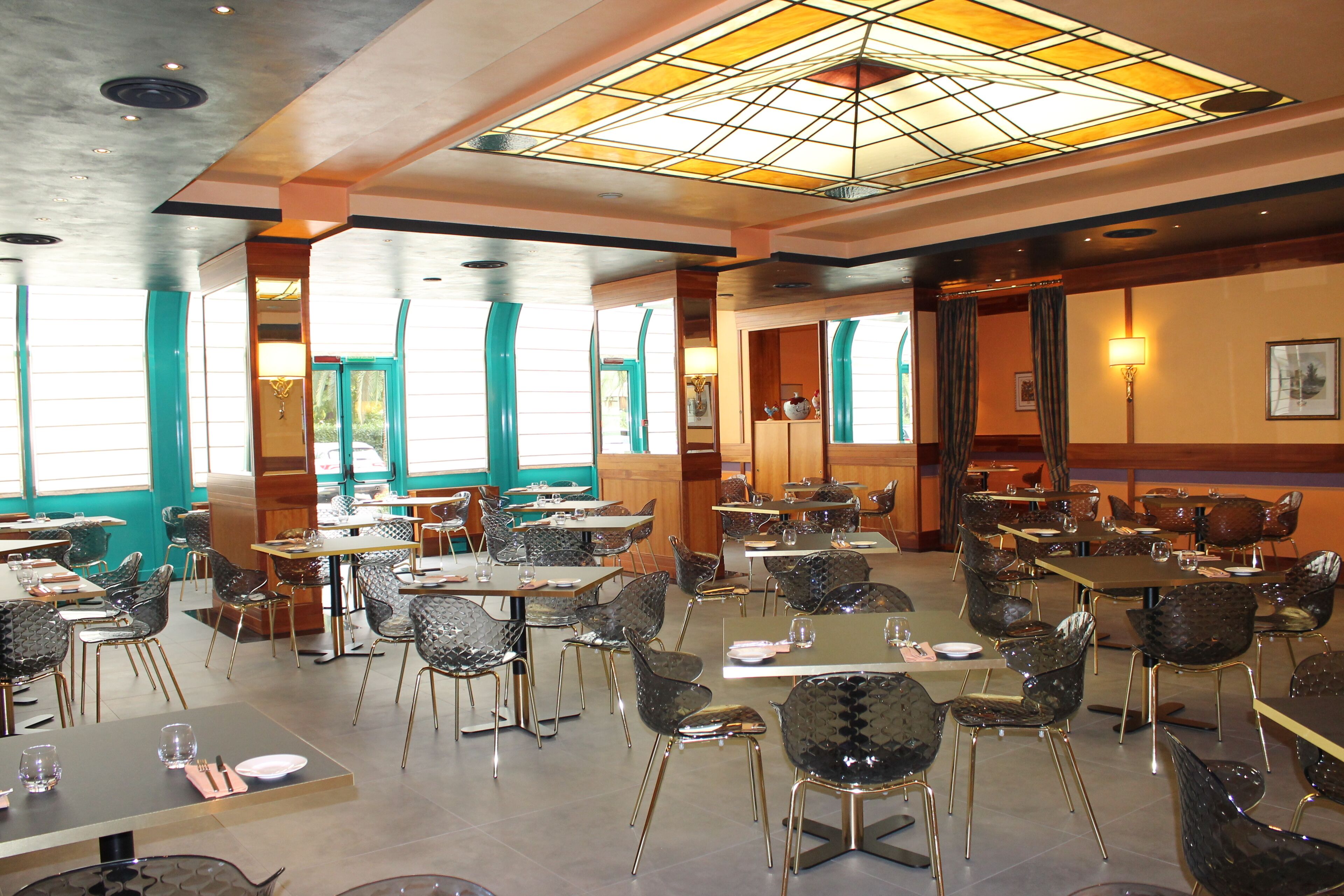 Breakfast, lunch and dinner served