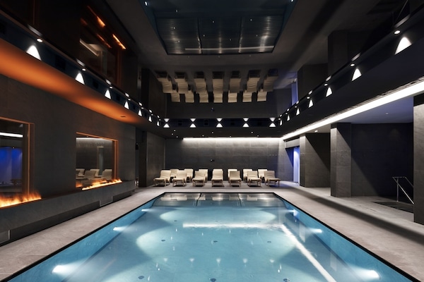 Couples treatment rooms, sauna, hot tub, steam room, hot stone massages