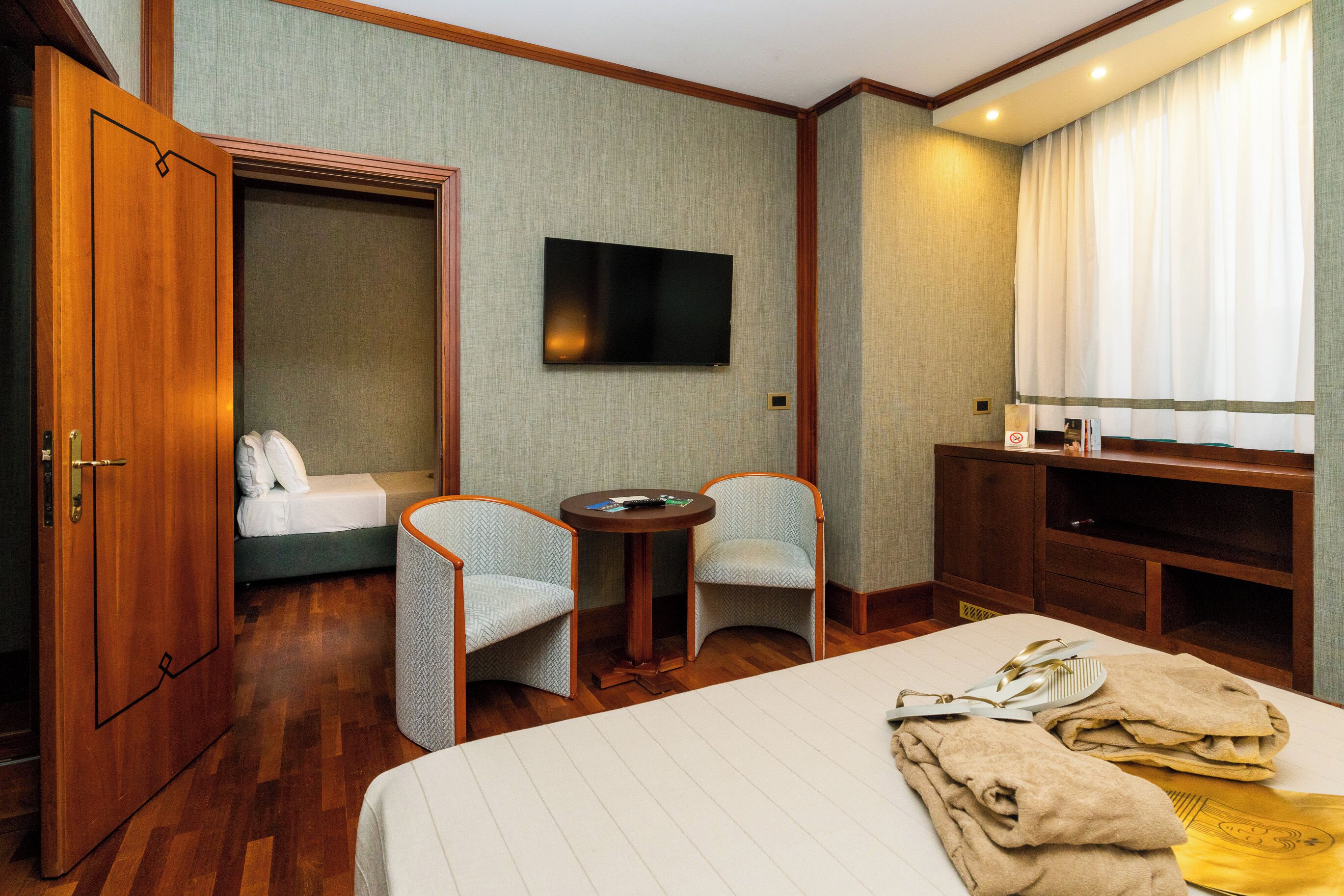 Minibar, Zimmersafe, Schreibtisch, laptopgeeigneter Arbeitsplatz