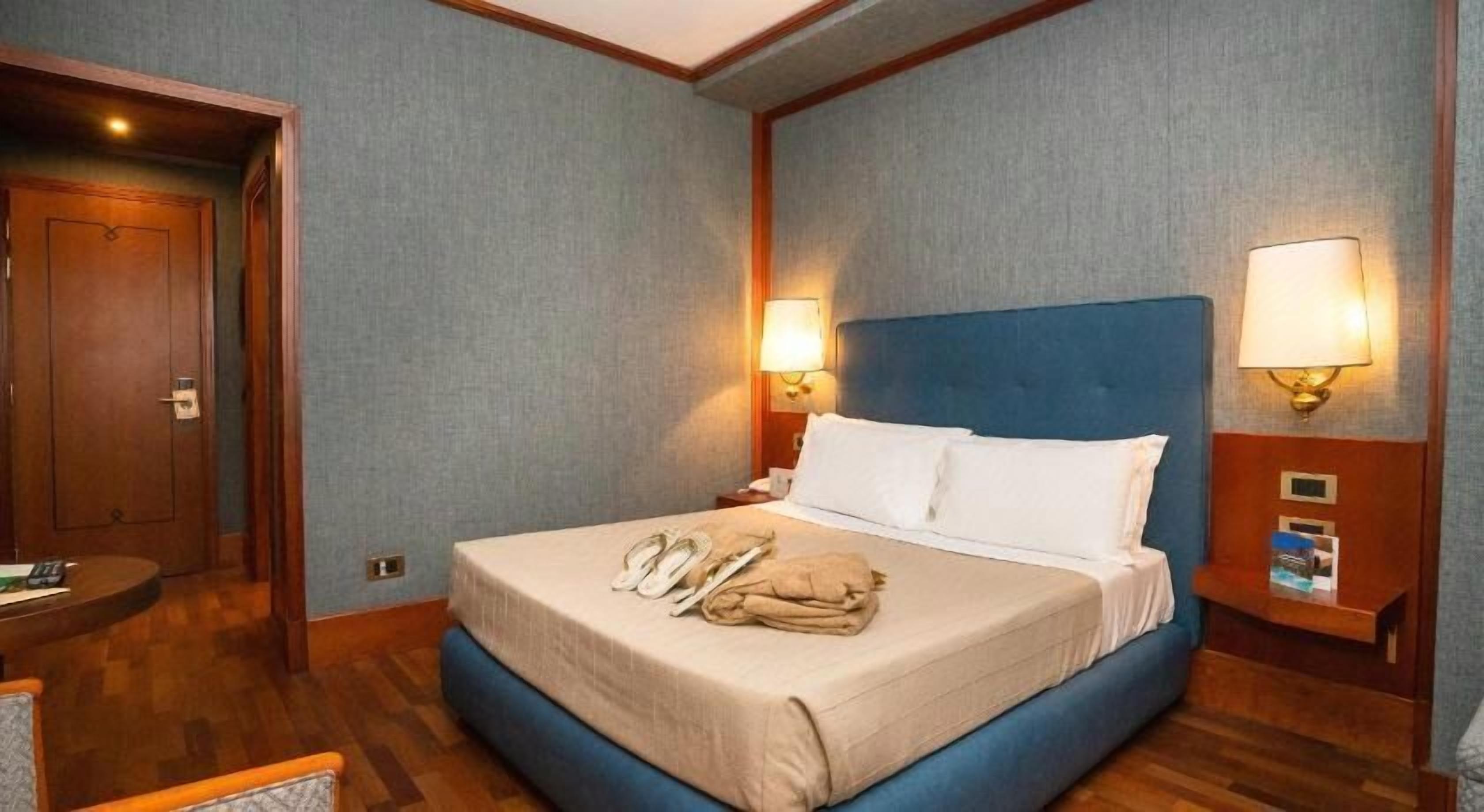 Minibar, caja de seguridad en la habitación y escritorio 