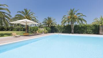 Kolam renang outdoor musiman