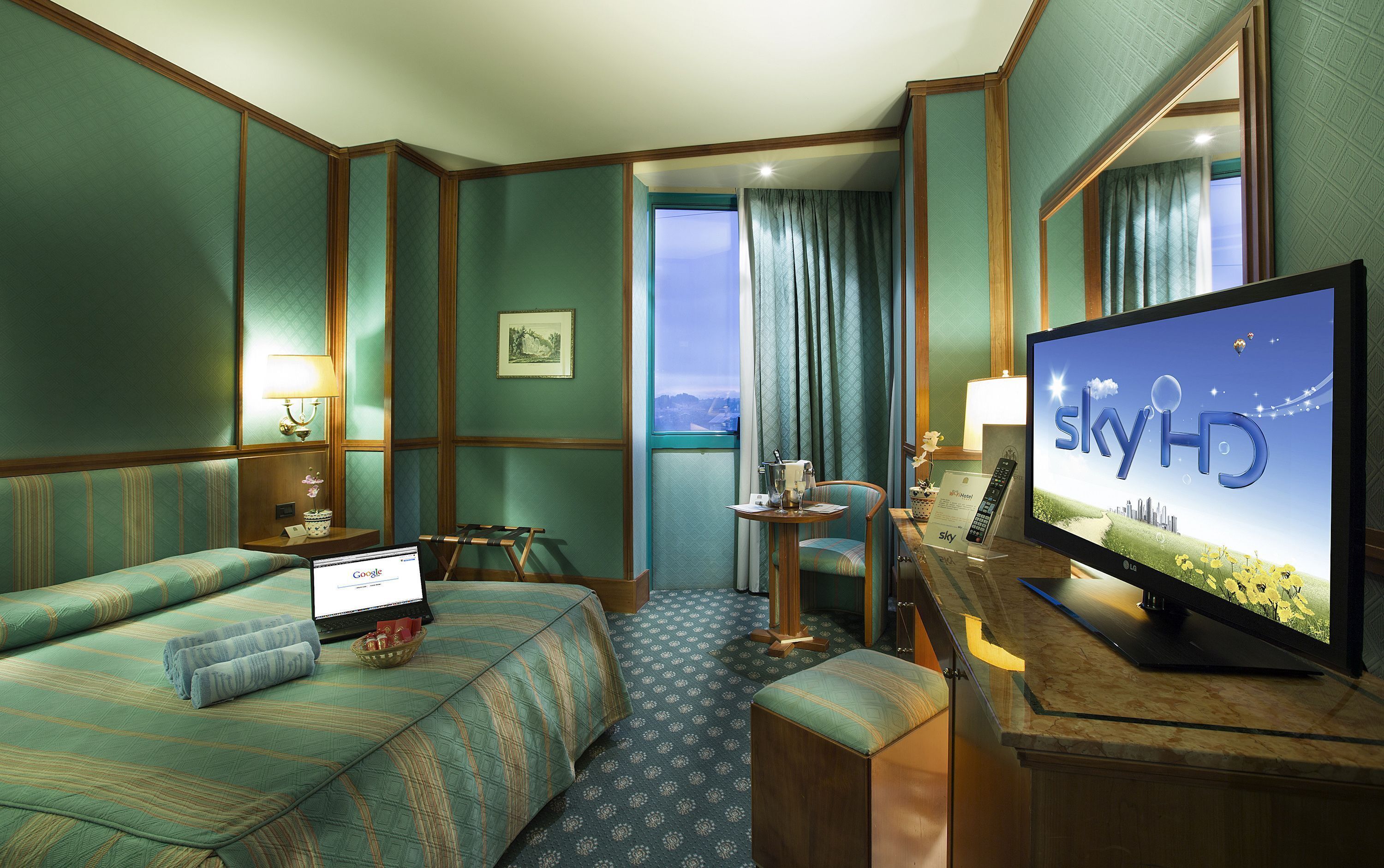Een minibar, een kluis op de kamer, een bureau, een laptopwerkplek
