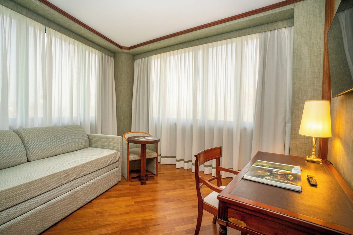 Suite Sénior, 1 grand lit | 1 chambre, minibar, coffre-fort, bureau