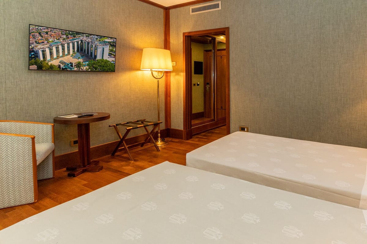 1 chambre, minibar, coffres-forts dans les chambres, bureau
