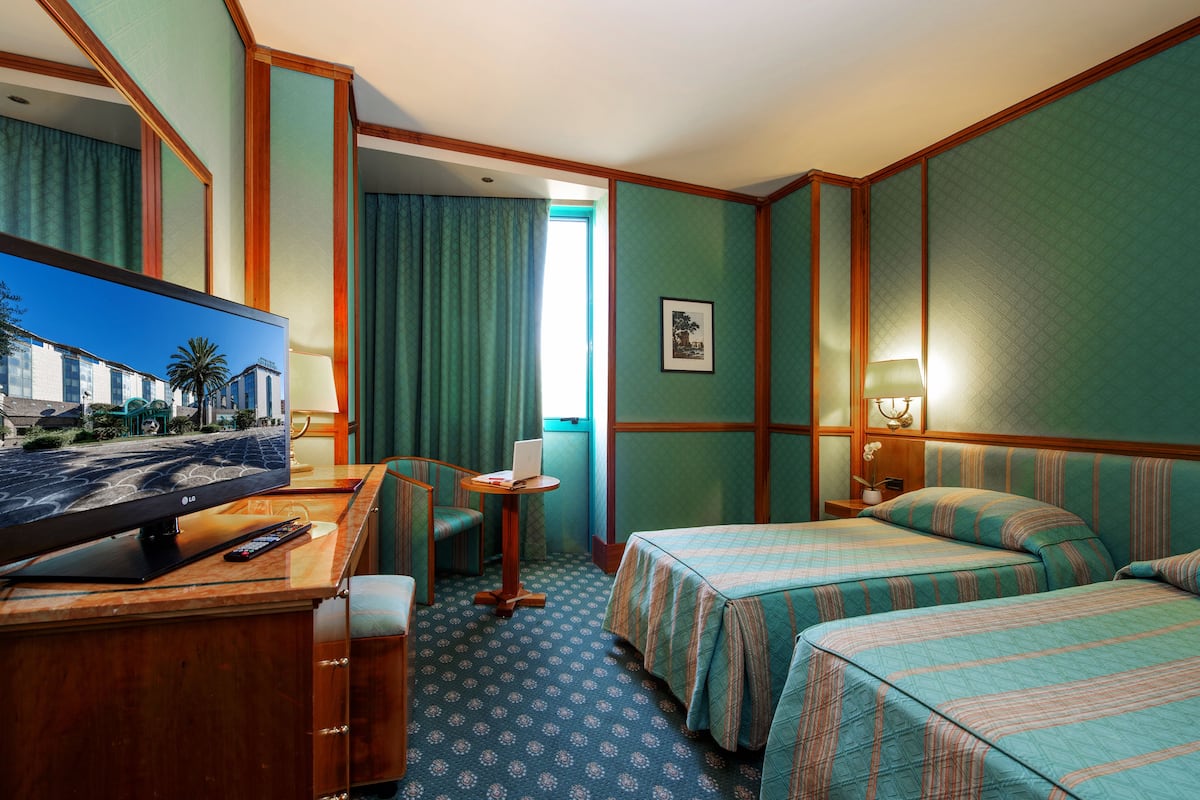 Chambre Standard avec lits jumeaux | 1 chambre, minibar, coffres-forts dans les chambres, bureau