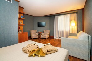 Minibar, caja de seguridad en la habitación y escritorio 