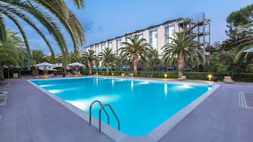 Piscine extérieure (ouverte en saison)