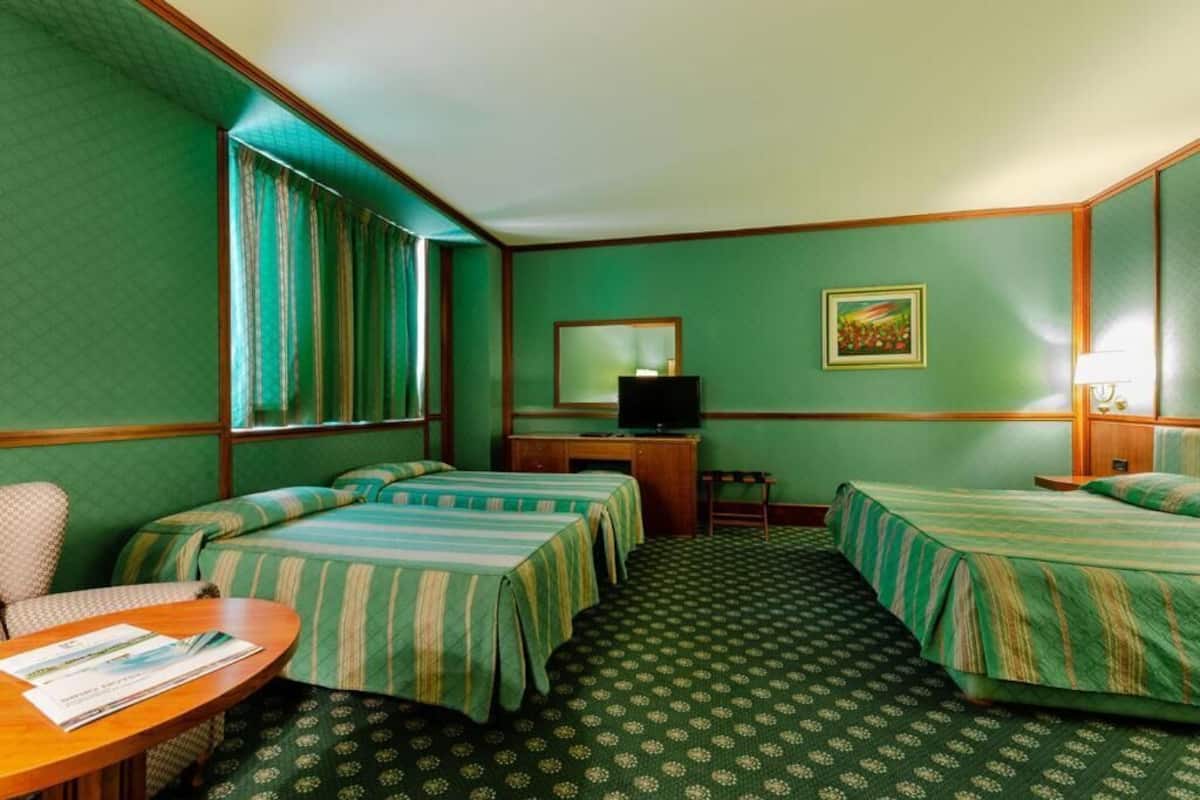 Chambre quadruple | 1 chambre, minibar, coffre-fort, bureau