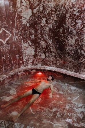 Salas de tratamiento para parejas, sauna y tina de hidromasaje 