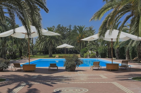 Una piscina al aire libre de temporada