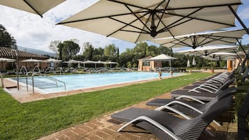 Sæsonbestemt udendørs pool, parasoller, liggestole