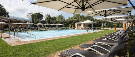 Außenpool (je nach Saison geöffnet), Sonnenschirme, Liegestühle