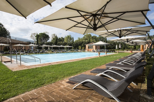 Alberca al aire libre por temporada y sombrillas en la alberca