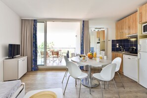 Apartment 6 people - 1 bedroom + 1 sleeping alcove - Terrace - Air conditioned | Living area
