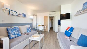 Apartment 4 people - 1 bedroom - Hot tub - Large terrace - Air conditioned - Port view | Living area | Flat-screen TV