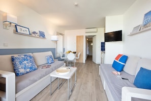 Apartment, 1 Schlafzimmer, Whirlpool, Hafenblick | Wohnbereich | Flachbildfernseher