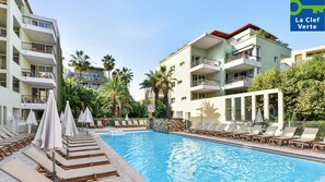 Piscine extérieure (ouverte en saison), parasols de plage