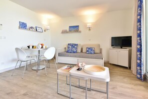 Apartment, 1 Schlafzimmer, Terrasse (climatisation) | Wohnbereich | Flachbildfernseher