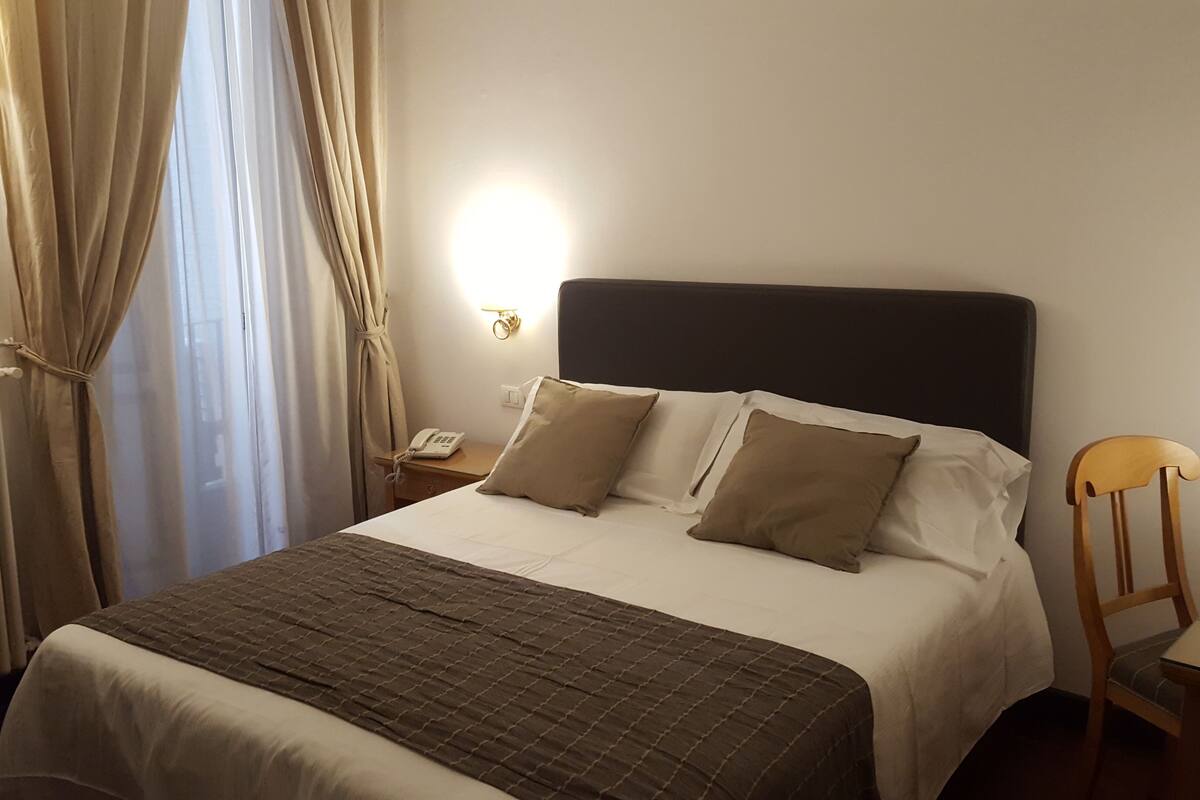 Literie hypoallergénique, minibar, coffres-forts dans les chambres