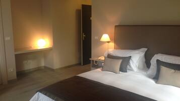 Literie hypoallergénique, minibar, coffres-forts dans les chambres