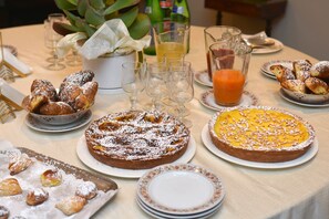 Se ofrece un desayuno bufé (10 EUR por persona)