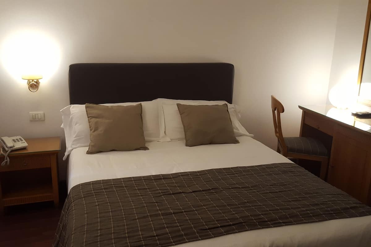 Triple Room | Hypo-allergenic bedding, minibar, in-room safe, desk