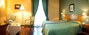 Quarto casal ou duplo standard | Roupas de cama antialérgicas, frigobar, cofres nos quartos, escrivaninha