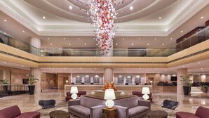 A spacious lobby with a central seating area, a reception desk, and a decorative chandelier. - Carlton Hotel Singapore (Singapore)