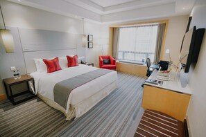 Premier Club-rom | Safe på rommet, skrivebord og skrivebord for bærbar PC