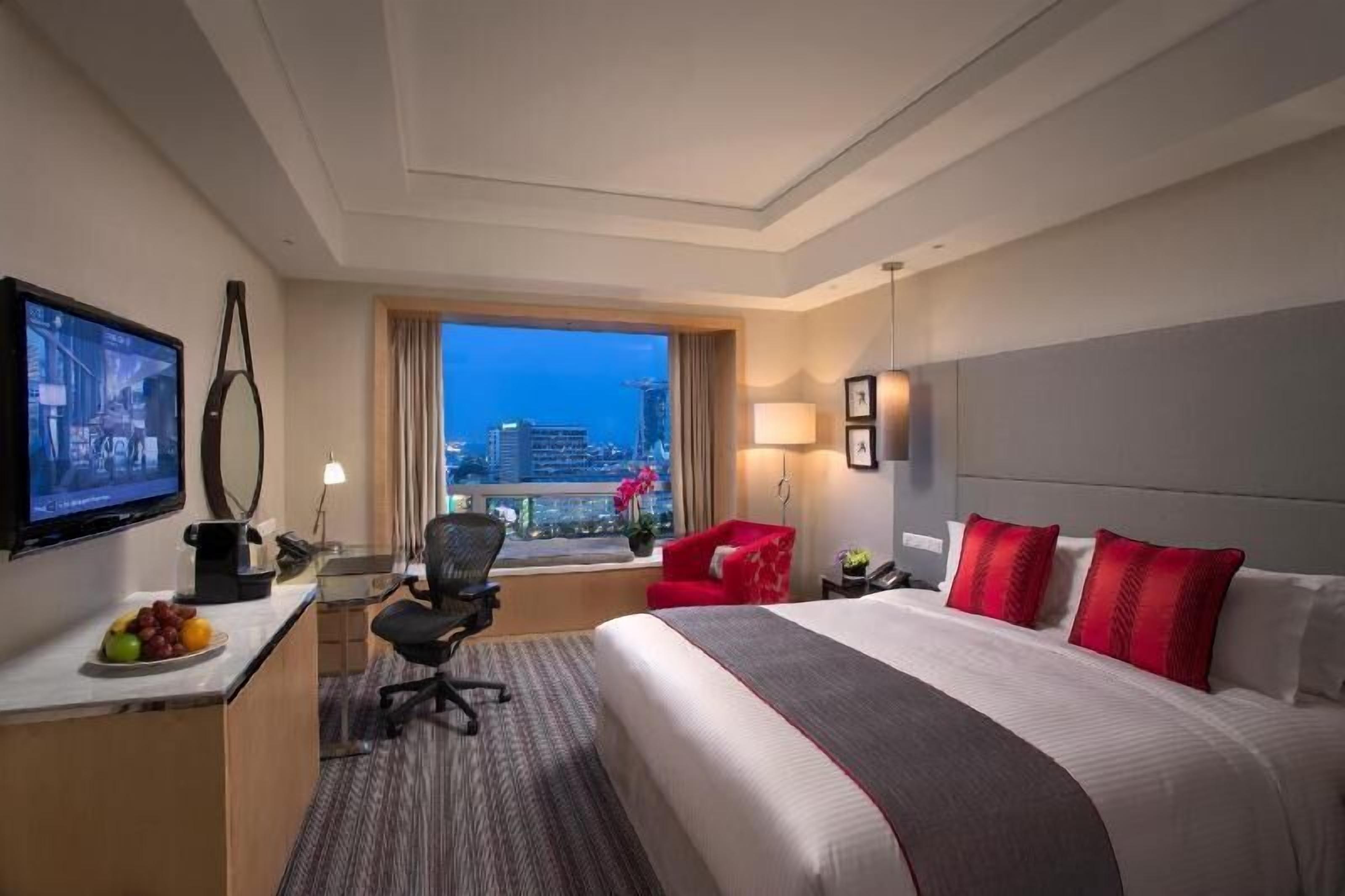 Brankas, meja kerja, ruang kerja ramah laptop, dan tirai kedap cahaya