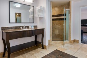 Room, 1 King Bed, Fireplace, Non-Jetted Tub | Dusche im Bad