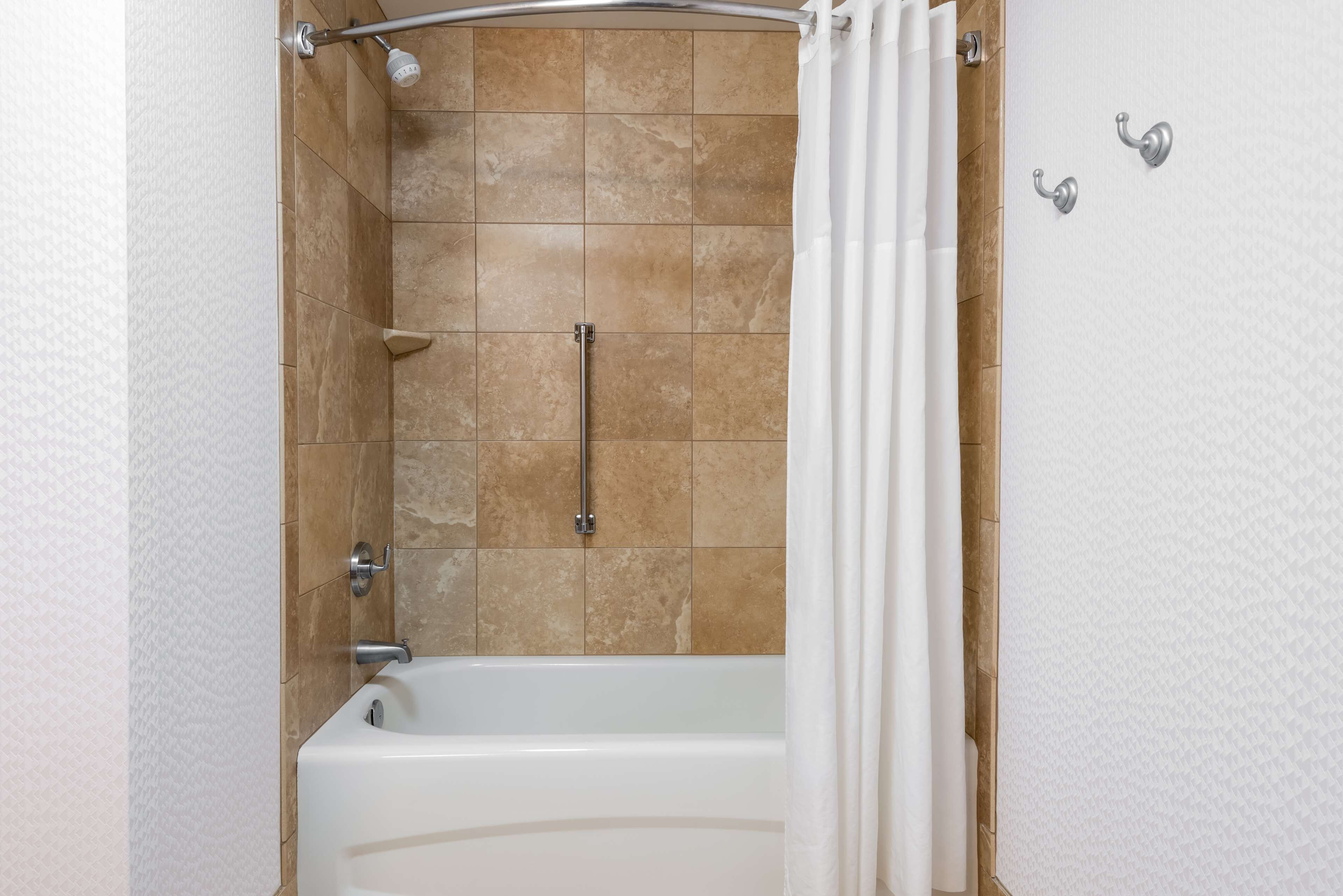 room, 1 bedroom | bathroom | combined shower/bathtub, free toiletries, hair dryer, towels