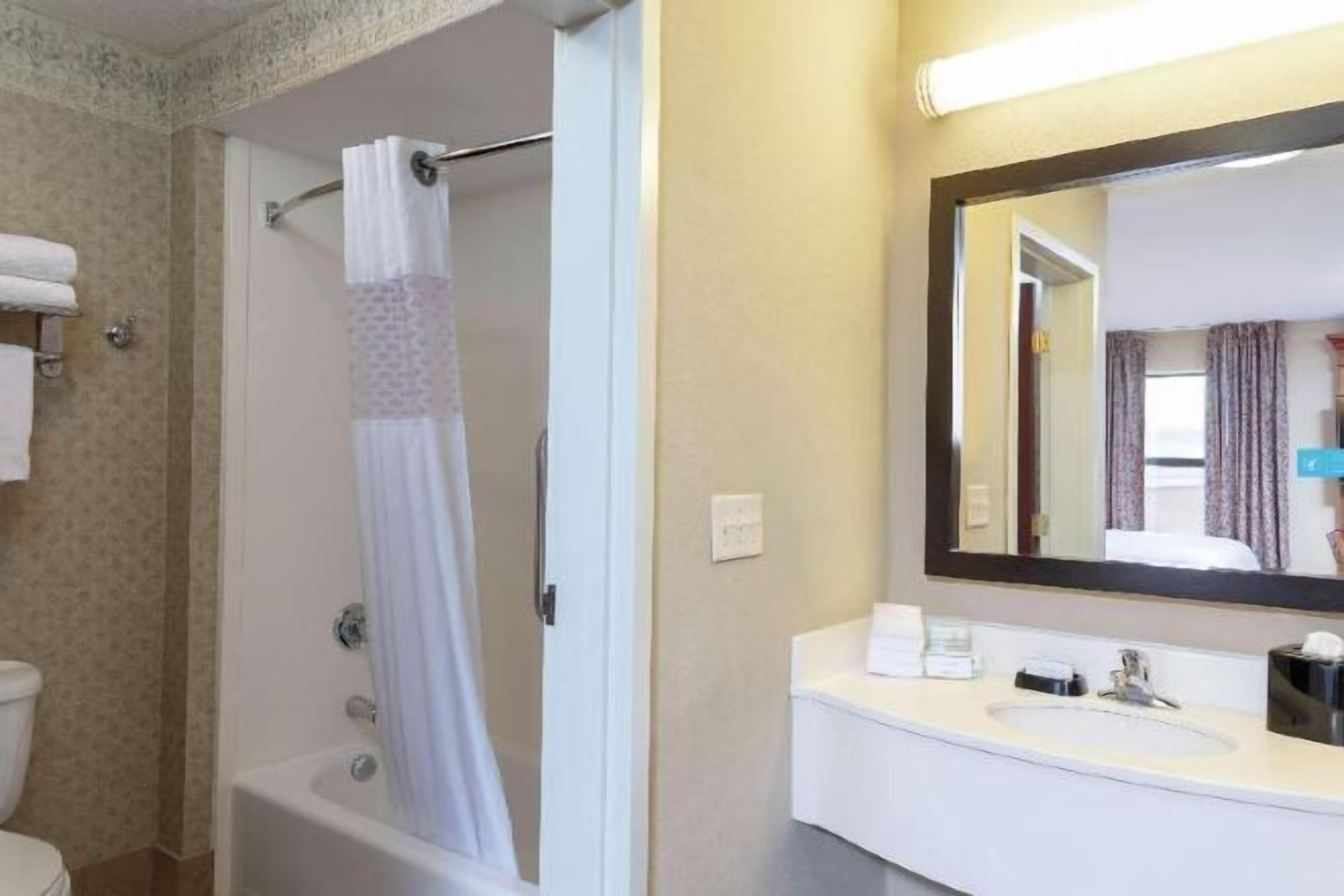 Artículos de higiene personal gratuitos, secador de pelo y toallas