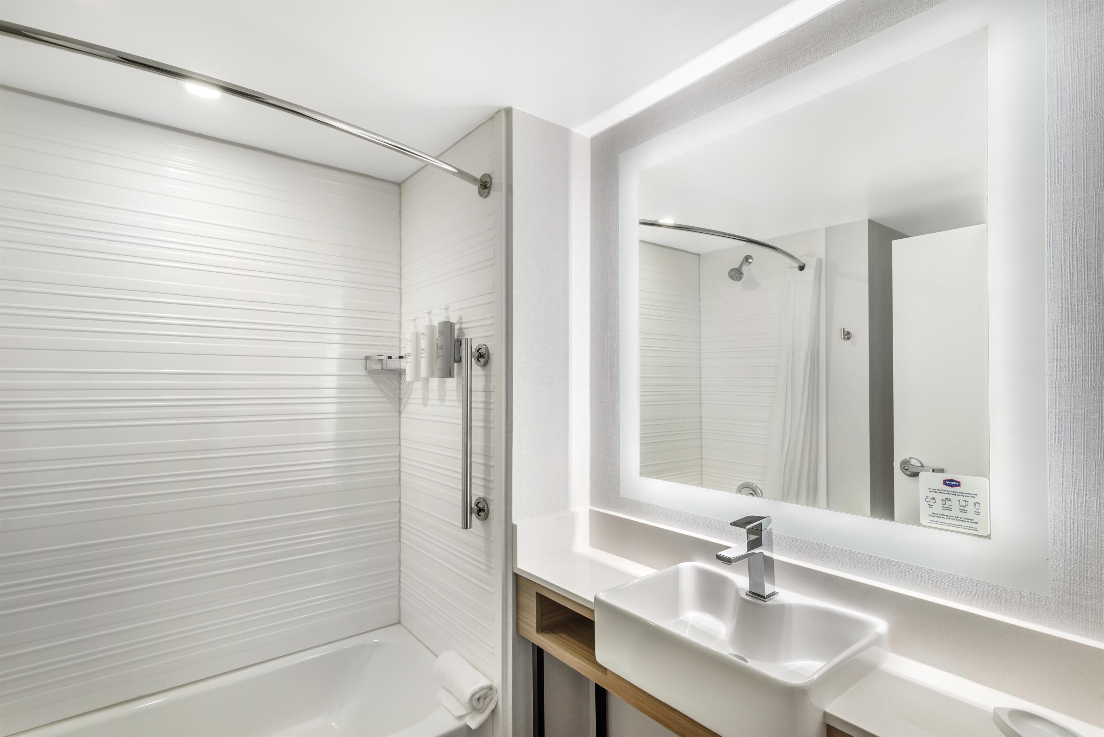 2 camas de matrimonio Queen, no fumadores | Baño | Artículos de higiene personal gratuitos, secador de pelo y toallas