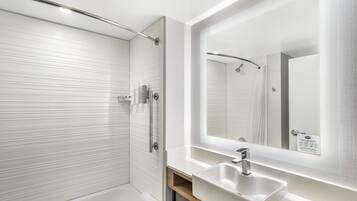 2 camas de matrimonio Queen, no fumadores | Baño | Artículos de higiene personal gratuitos, secador de pelo y toallas
