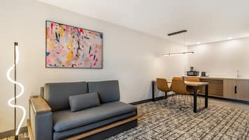 Sengetøy av topp kvalitet, skrivebord og blendingsgardiner