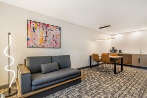 Literie de qualité supérieure, bureau, rideaux occultants