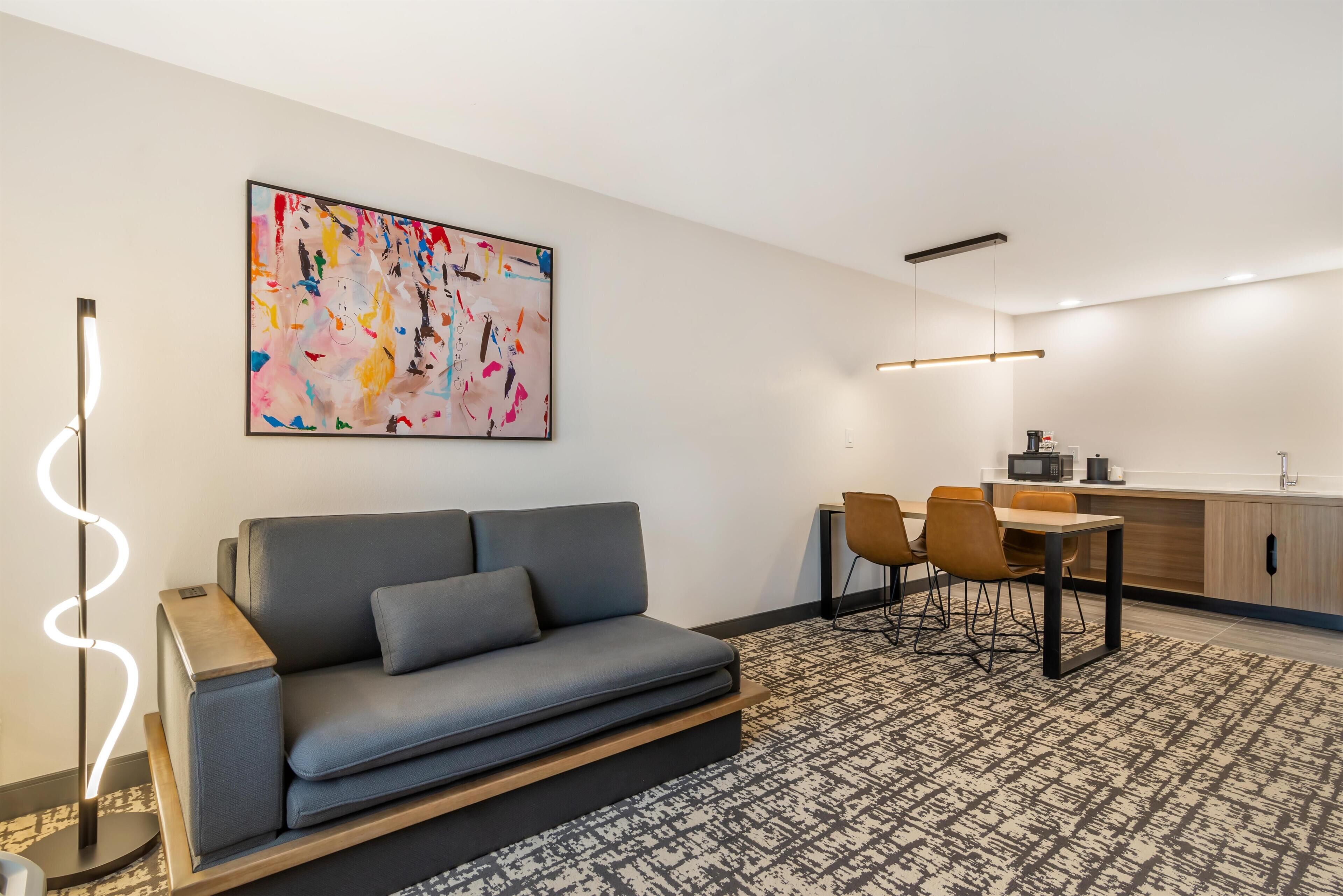 Suite NF 1 matr grande e divano letto | Area soggiorno | TV LCD 50 pollici con canali via cavo, TV