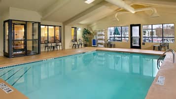 Piscina coperta, con ingresso dalle 06:00 alle 22:00, lettini